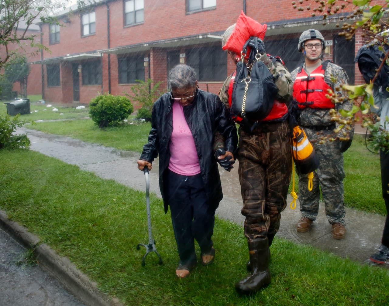 Pese a que Florence ya avanza como tormenta tropical, este sábado aumentó el número de condados que están bajo emergencia de inundación en Carolina del Norte, donde la fuertes lluvias continúan. La fotografía es de un rescate de New Bend.