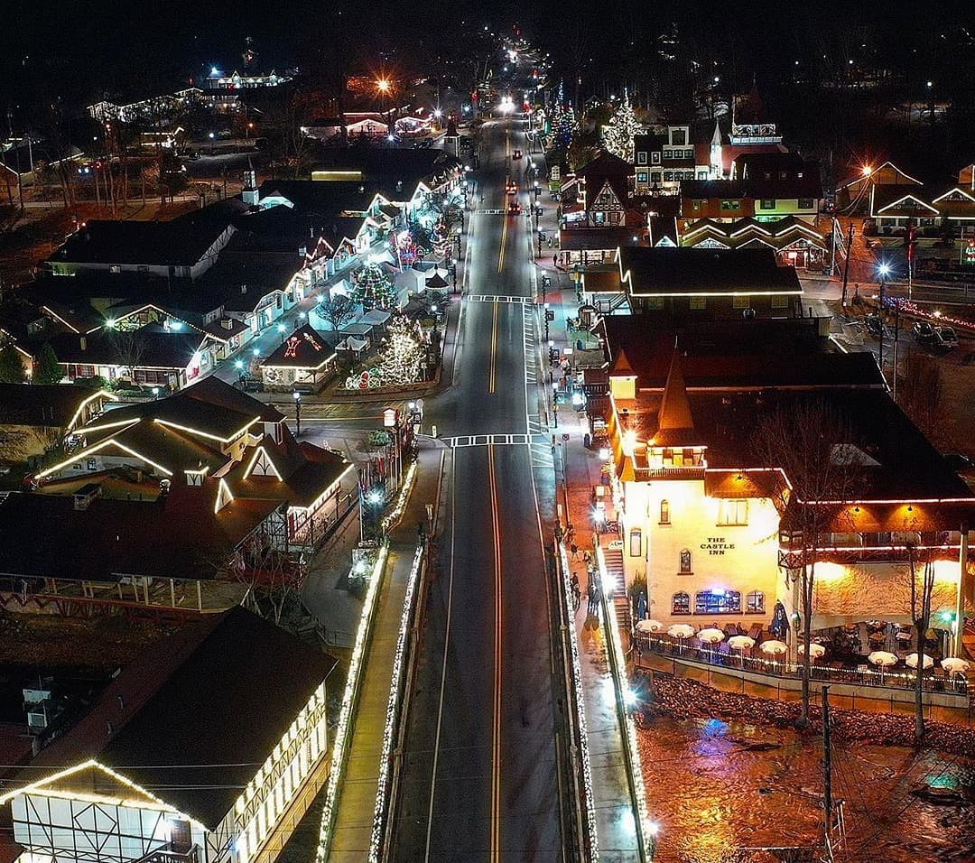 <b><a href="https://www.helenga.org/calendar/dropping-of-the-edelweiss-1-1" target="_blank">Helen</a></b>. La gente de Helen está feliz de recibir el Año Nuevo con música, comida, baile, sombreros de fiesta y la caída de Edelweiss, la flor de la montaña que crece típicamente en el sur de Europa y es un símbolo del alpinismo.