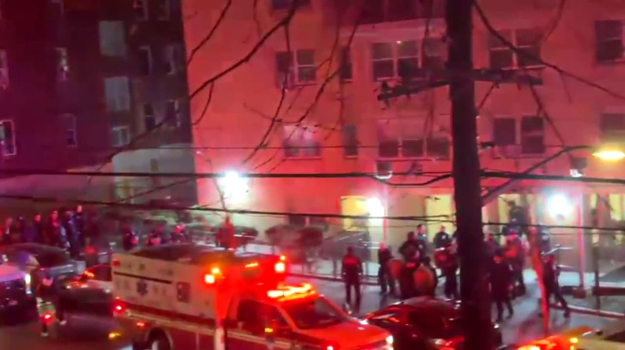 Violenta agresión en El Bronx: Hombre de 22 años arrestado por atacar a cuatro paramédicos