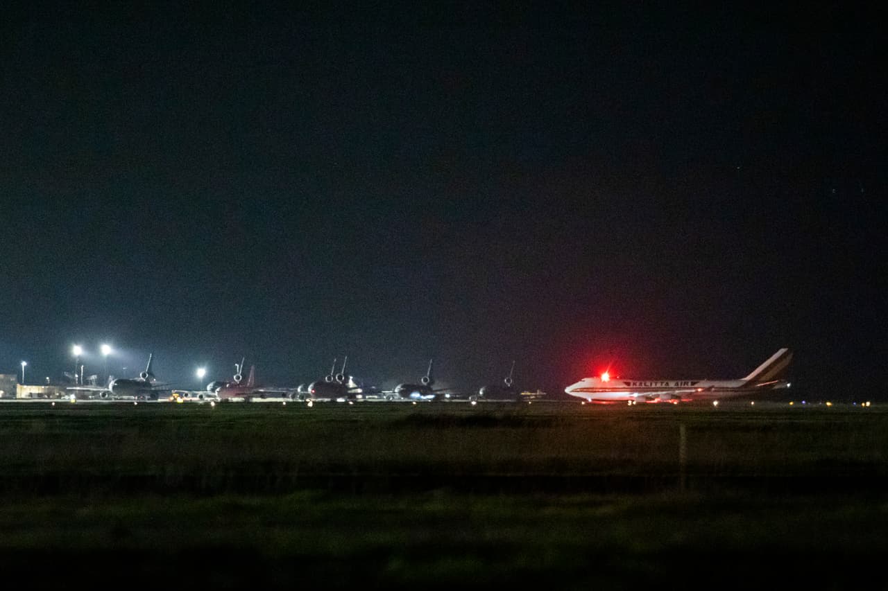 Las pruebas indicaron que catorce de los evacuados portaban el virus, pero se les permitió volar porque no mostraban síntomas, indicó más tarde el Departamento de Estado. Esas personas viajaron aisladas de los demás pasajeros, según un comunicado conjunto de los departamentos de Estado y de Salud y Servicios Humanos.