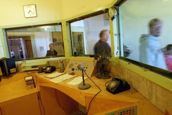 Además existía un detector de metales por donde pasaban los visitantes. Cuando la madre de Al Capone fue a visitarlo una vez el detector sonó a causa de su corsett. La hicieron quitarse toda la ropa para cachearla y ella no volvió más...