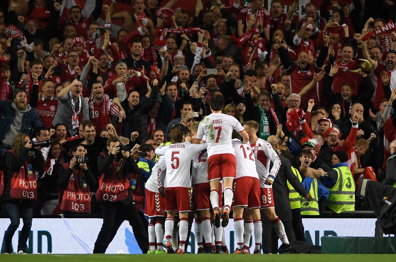 El goleador Nicklas Bendtner puso de penalti el lapidario 1-5 en Dublín para obtener el cupo al Mundial Rusia 2018, el número 30 para quedar listo para el segundo bombo.