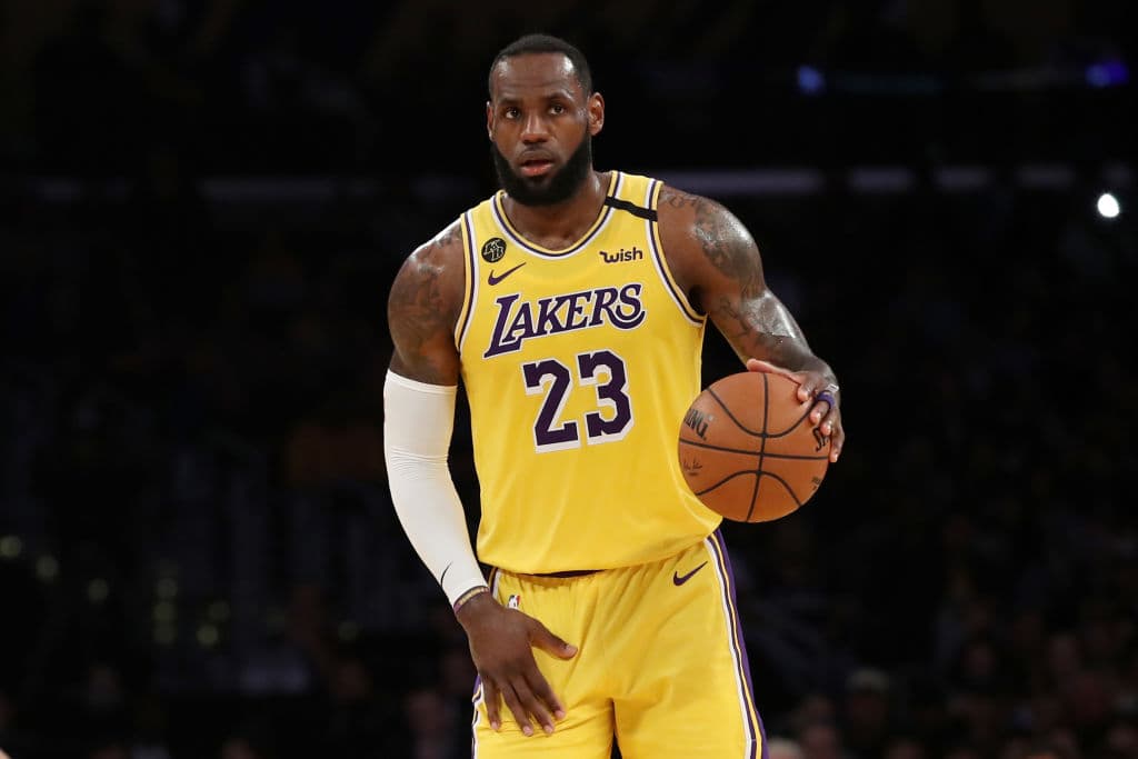 En 2018,
<b>Lebron James</b> dio el gran salto y pasó de los Cleveland Cavaliers a los LA Lakers, firmando un contrato de cuatro años y $154 millones dólares.