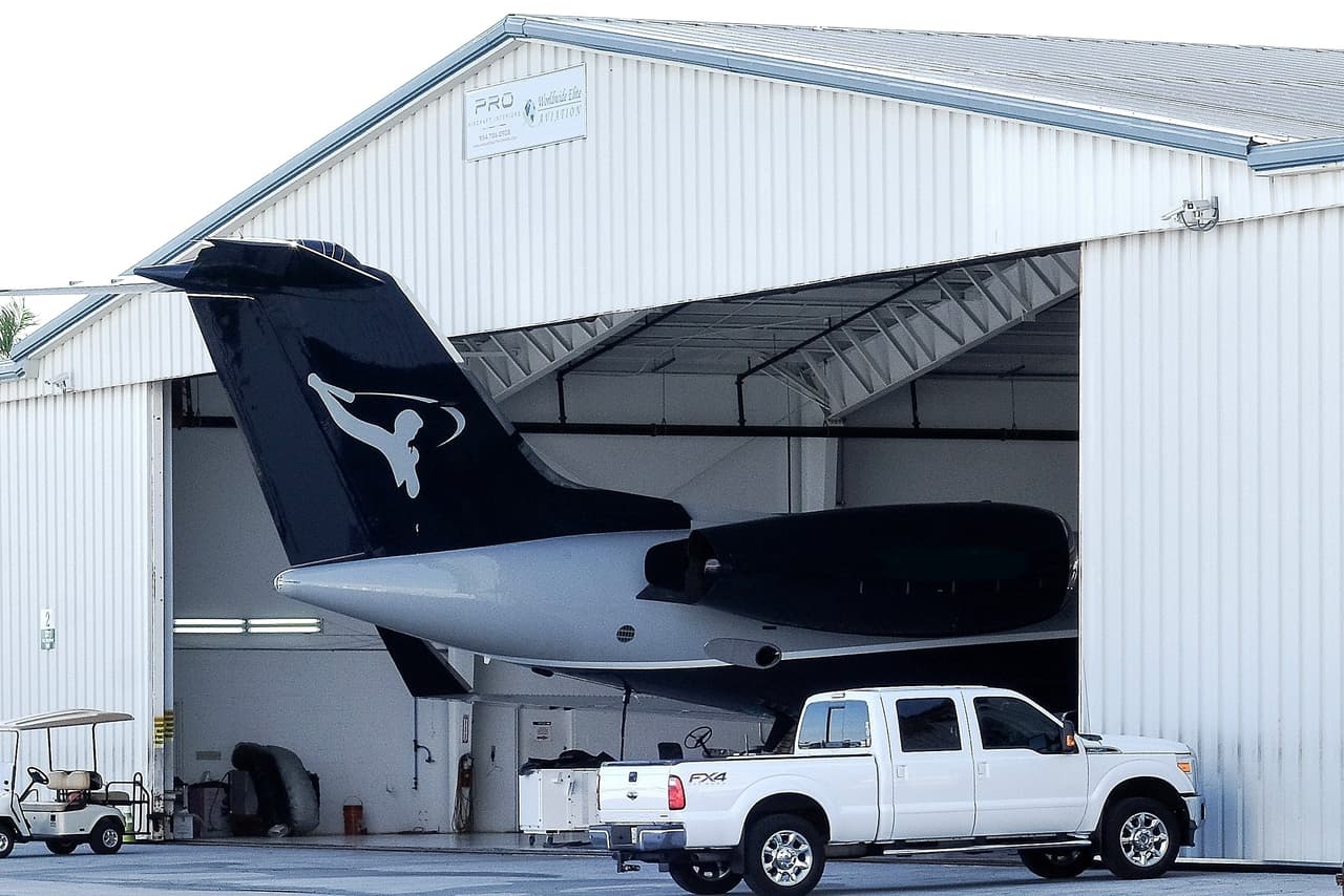 Entre los datos que destacan del nuevo jet privado de A-Rod es que tiene un alcance de 4,425 millas, comparado con las 2,418 millas que tenía el Lear que vendió en mayo pasado.