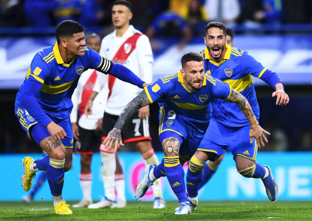 Darío Benedetto, con un cabezazo en el segundo tiempo, anotó el gol con el que Boca Junior le ganó el superclásico por 1-0 a River Plate y se puso a apenas dos puntos del líder, Atlético Tucumán.