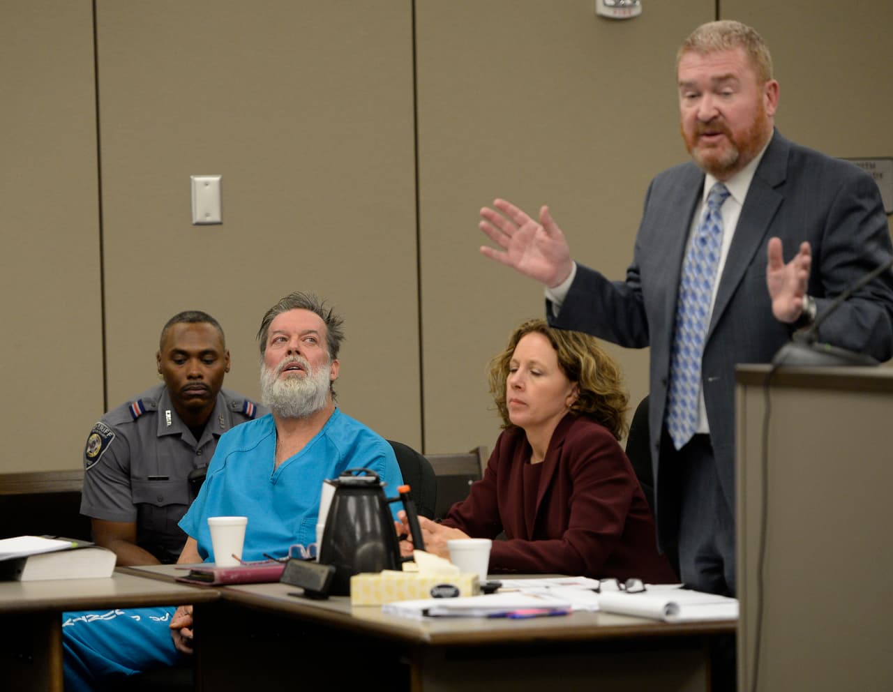 Lewis rechazó el servicio del defensor público