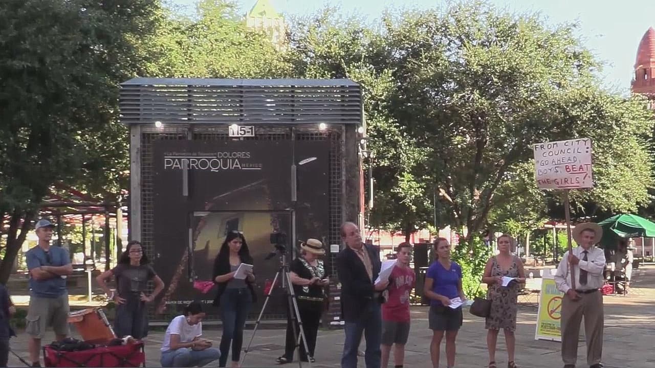 Un grupo conservador protesta en contra de una proclamación en favor de los derechos de la comunidad transgénero en San Antonio