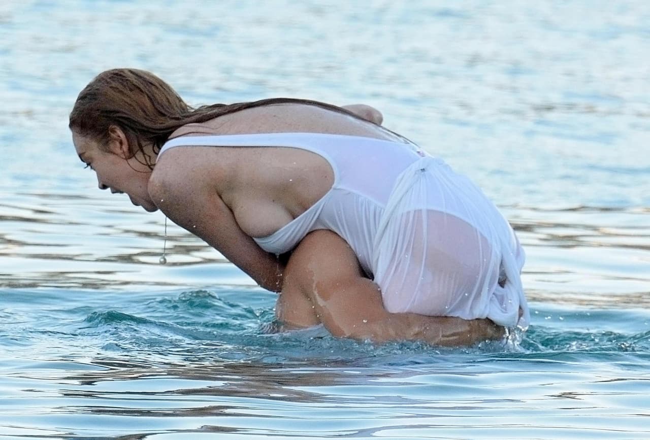 ¡Cuidado, Lindsay, que se te salen del top!