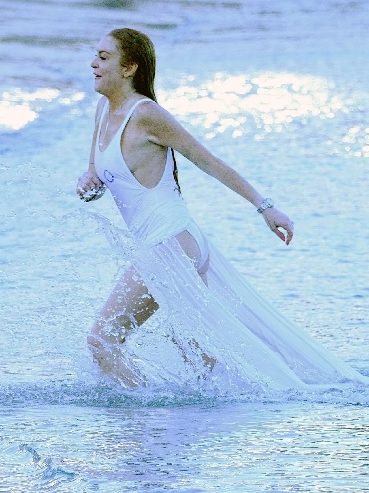 Usó una falda larga para completar su look.