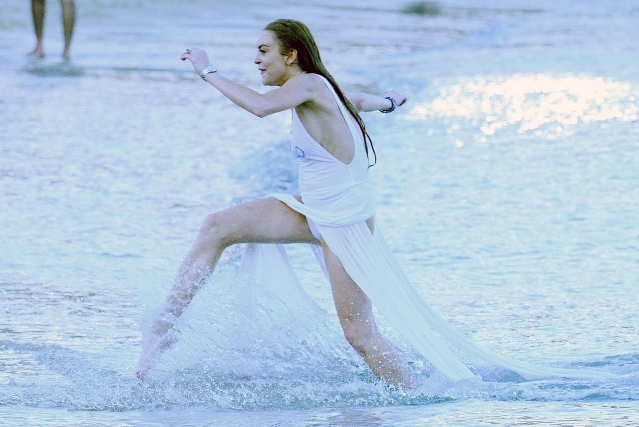 Luchando con las olas para salir del mar.