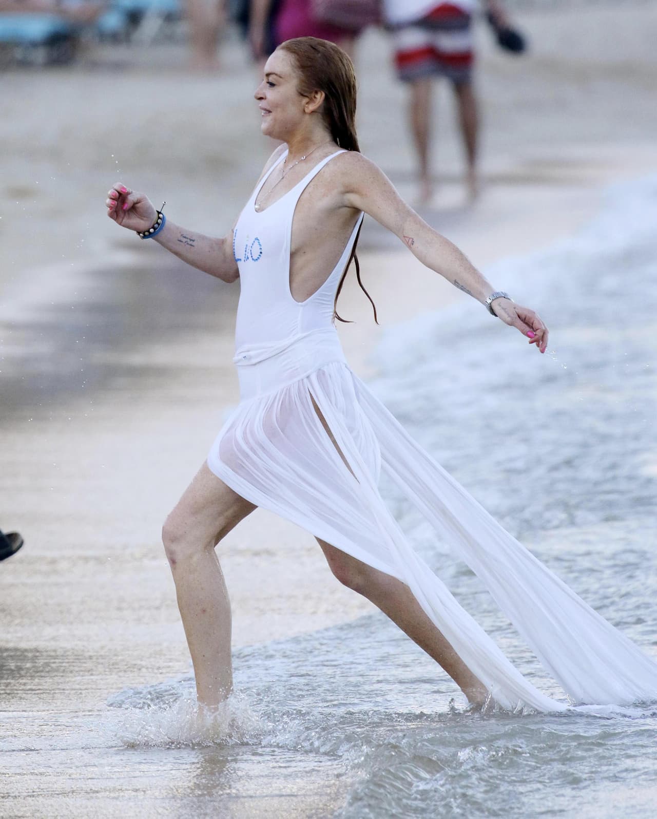 ¿Qué tal que se le atora esa faldota en el agua?