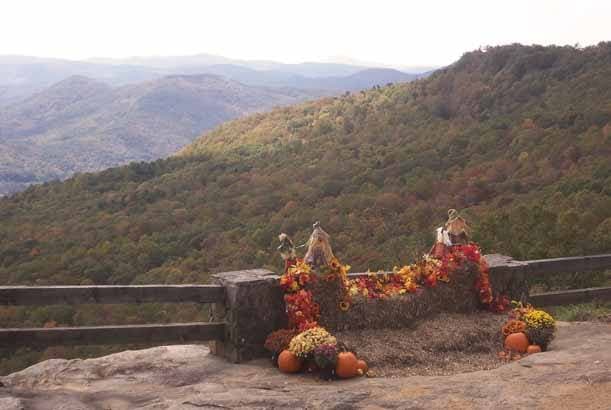 Las vistas de la carretera y el Centro de Visitantes de la cumbre ofrecen vistas panorámicas de las montañas Blue Ridge.
