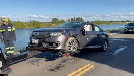 El cuerpo del conductor, que era el único ocupante del vehículo, fue finalmente rescatado y trasladado por las autoridades al forense para su plena identificación.