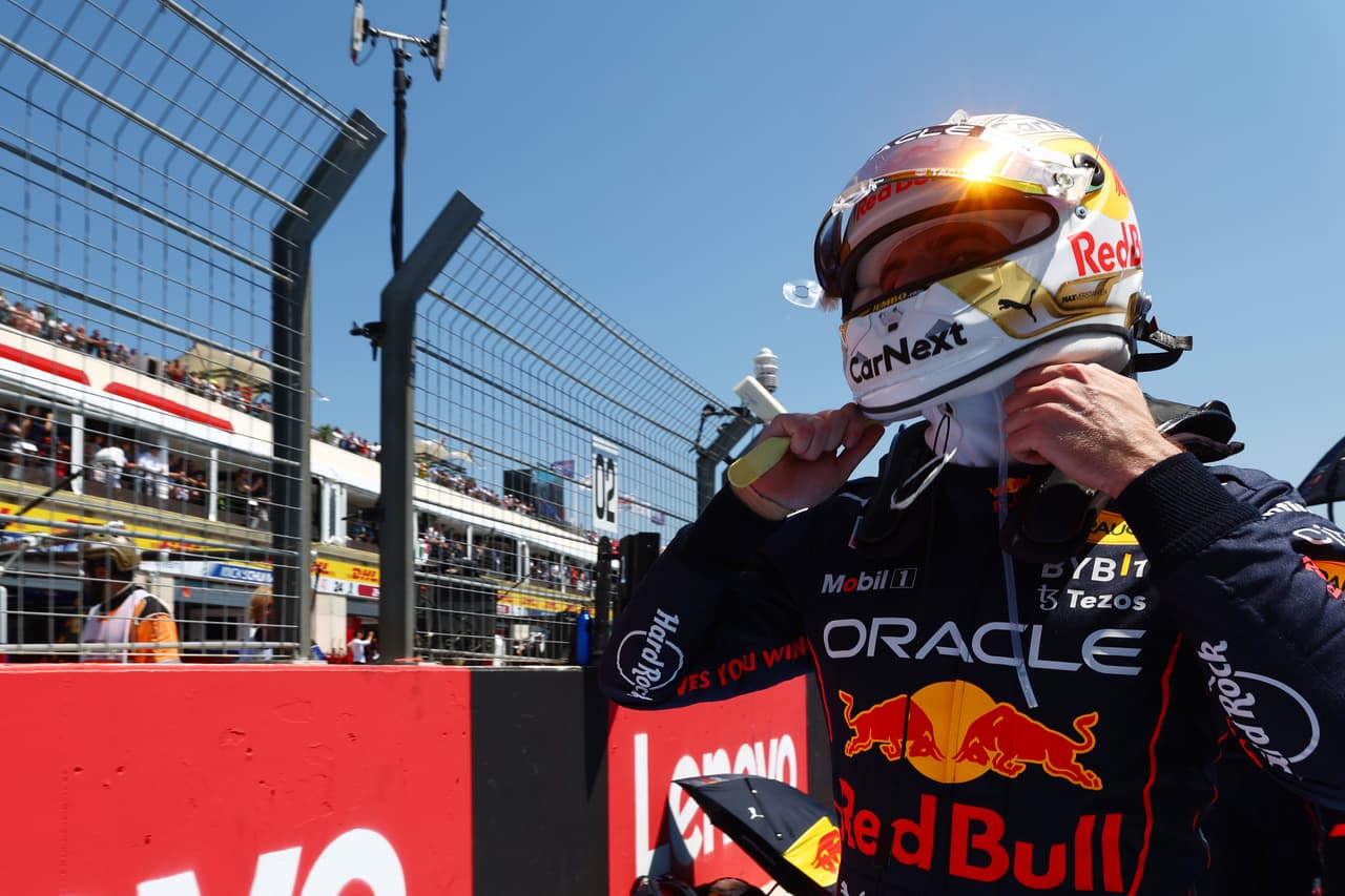 Max Verstappen conquistó el Gran Premio de Francia por delante de Lewis Hamilton y George Russell. Checo Pérez fue cuarto y Charles Leclerc tuvo que abandonar la carrera tras un impactarse con el muro.