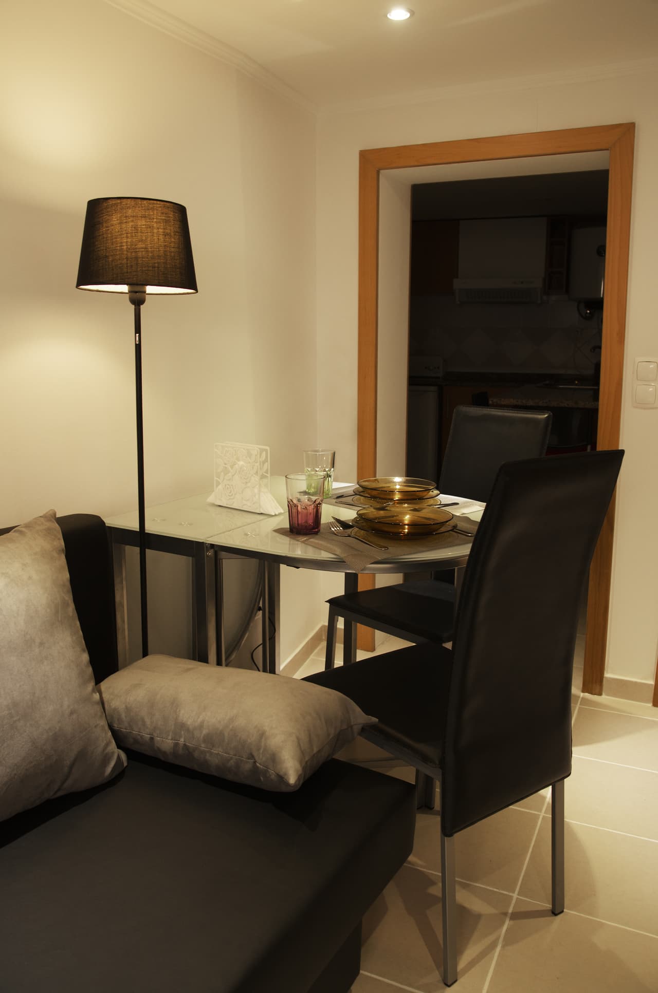 En vez de colocar una maceta, librero o cualquier otro accesorio junto al sillón, puedes optar por montar una mesa con sillas que combinen con tu sala.