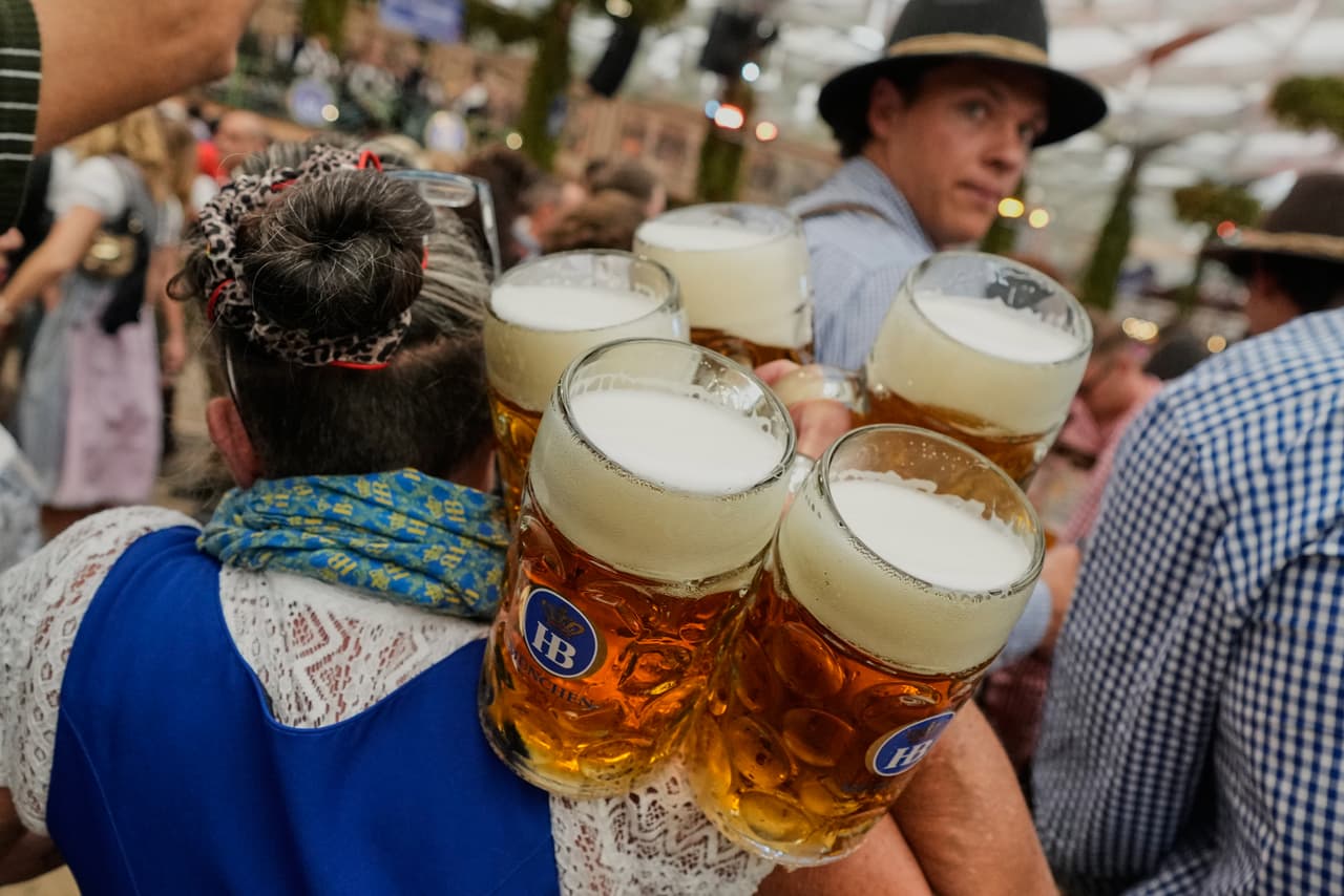 Una camarera transporta jarras de cerveza tras la inauguración de la 191.ª edición del festival de la cerveza Oktoberfest en Múnich, Alemania, el sábado 19 de septiembre de 2026.