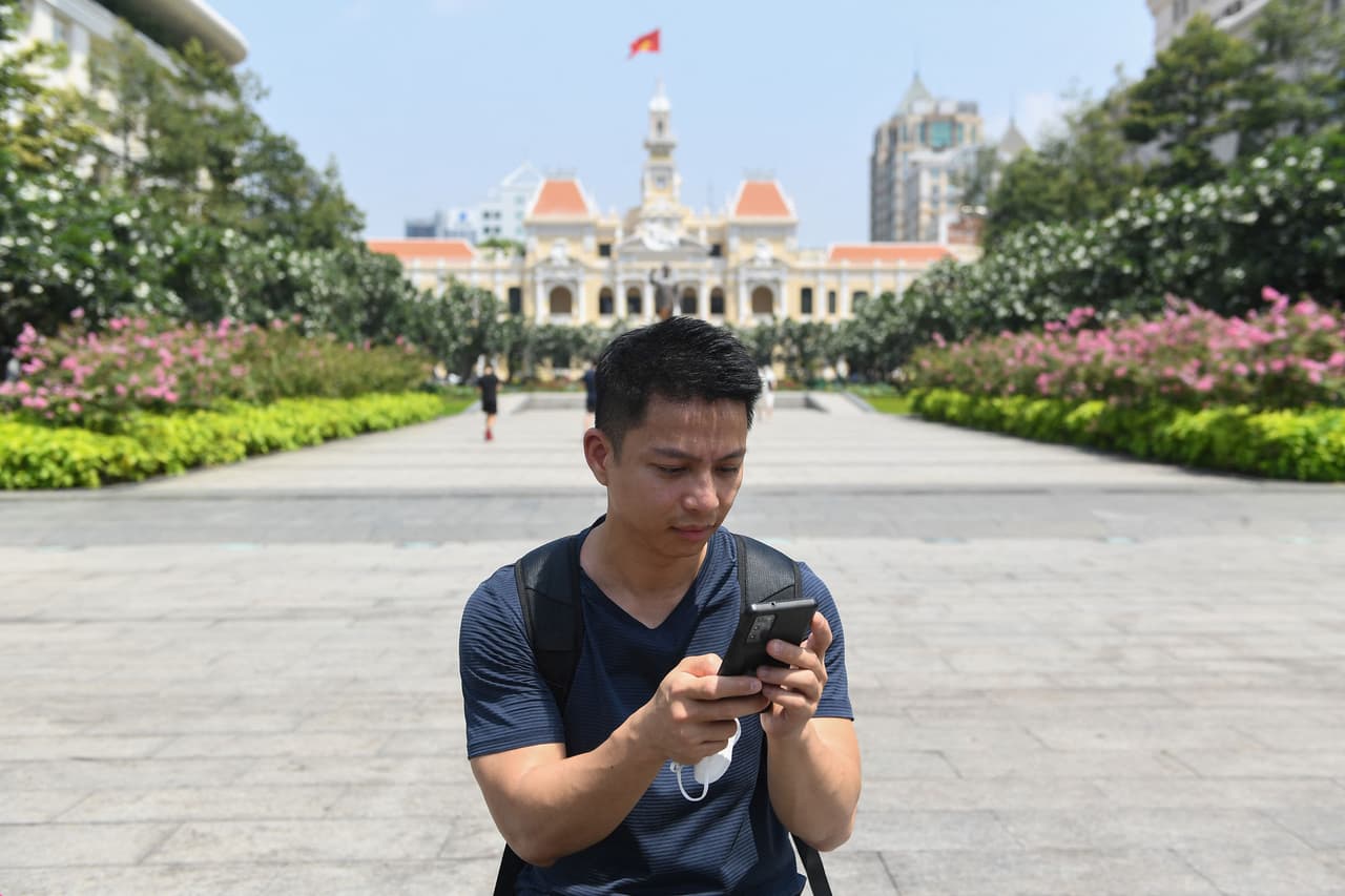 <h2 class="cms-H2-H2">8. Vietnam</h2>
<br>
<br>💻
<b> Puntuación según el índice del informe:</b> 15.7
<br>
<br>💻 
<b>Mayor objetivo cibernético: </b>Vigilancia.
<br>
<br>💻 
<b>Menor objetivo cibernético: </b>Defensa.
<br>
<br>💻 
<b>Porcentaje de la población que usa Internet: </b>70.3%
<br>
<br>💻 
<b>Población (2021): </b>98.1 millones.
<br>