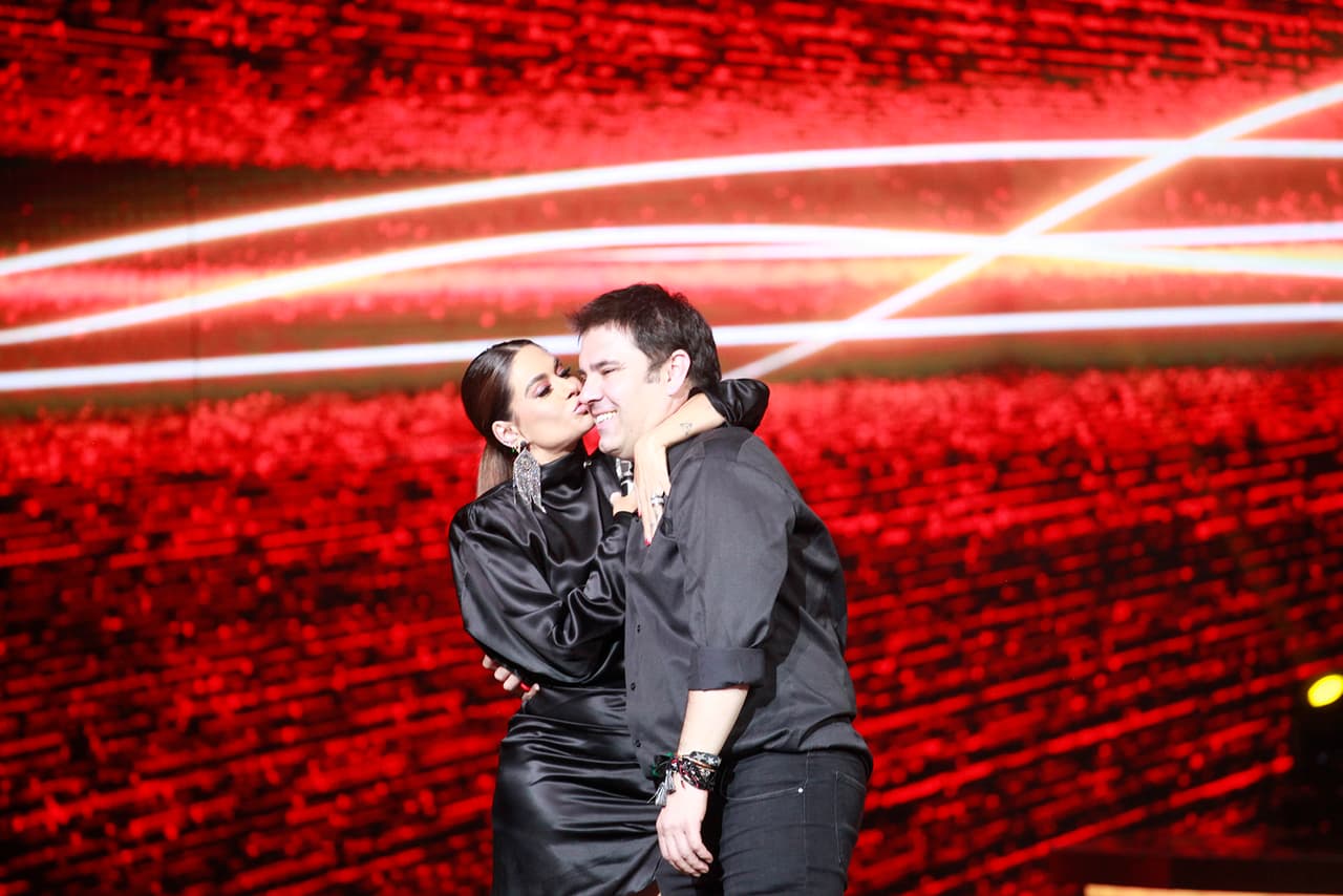 Durante esta temporada hubo varios cumpleaños, el de Miguel Bosé y también el de Bernardo, asistente de Galilea, por lo que la presentadora llevó pastel para festejar: "Y ahora resulta que todo mundo está a dieta menos yo... Al rato voy a repartir pasteles", aseguró.