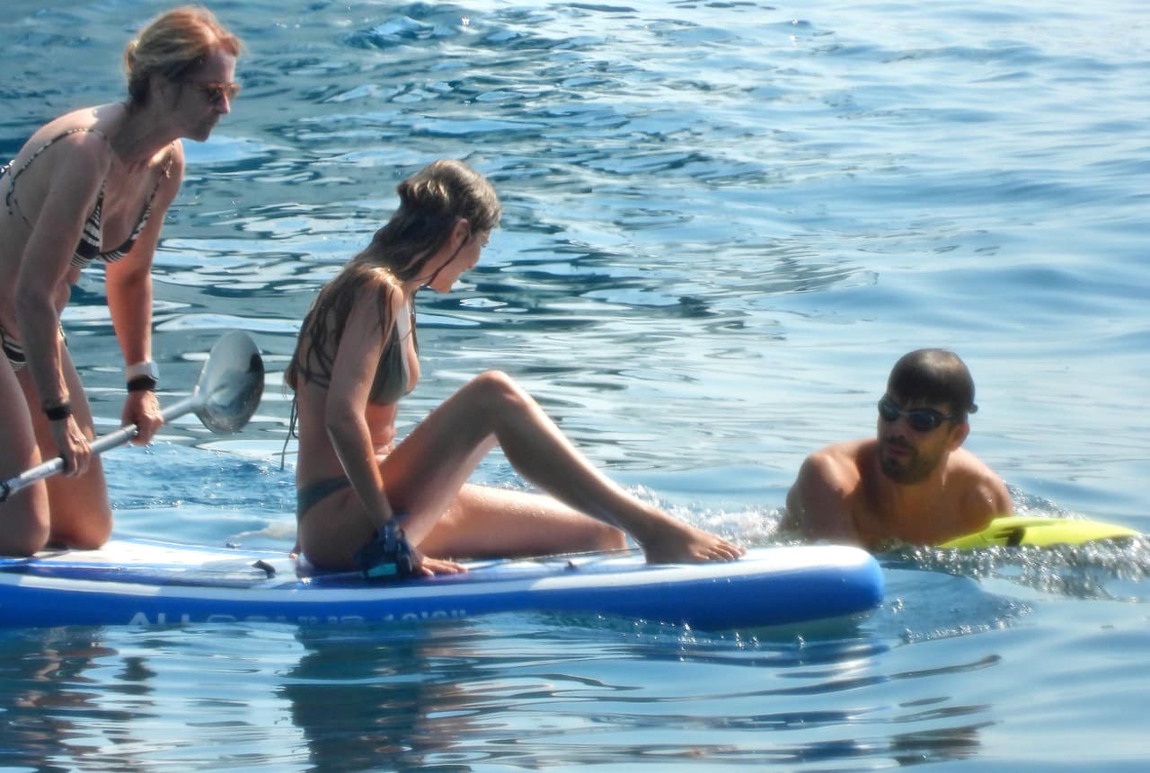 Mamá de Piqué sobre una ‘shortboard’.