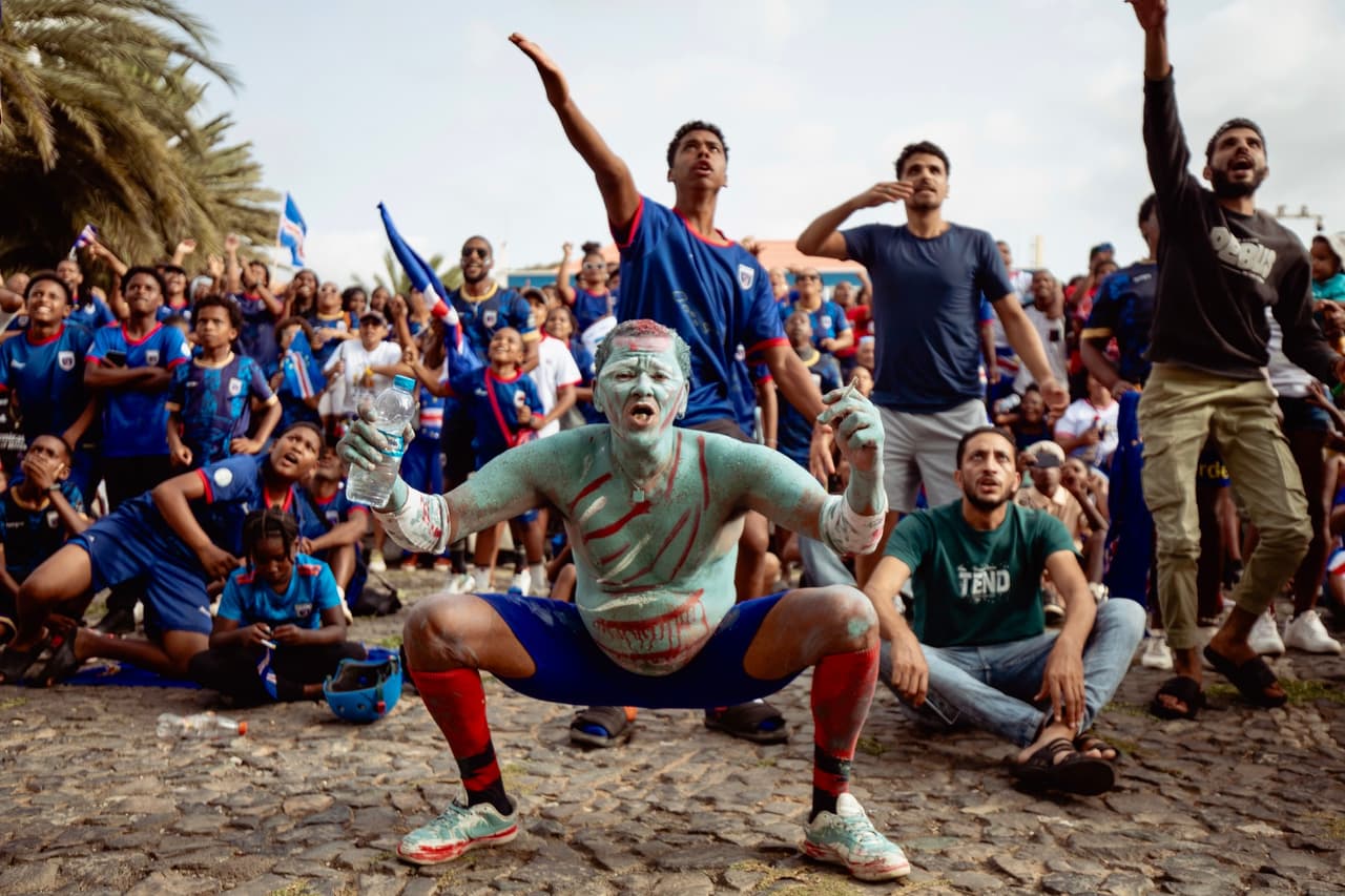 Los aficionados reaccionan mientras ven el partido de futbol del Grupo H de la Copa Mundial entre Cabo Verde y España en un centro de retransmisión en Mindelo, São Vicente, Cabo Verde, el lunes 15 de junio de 2026