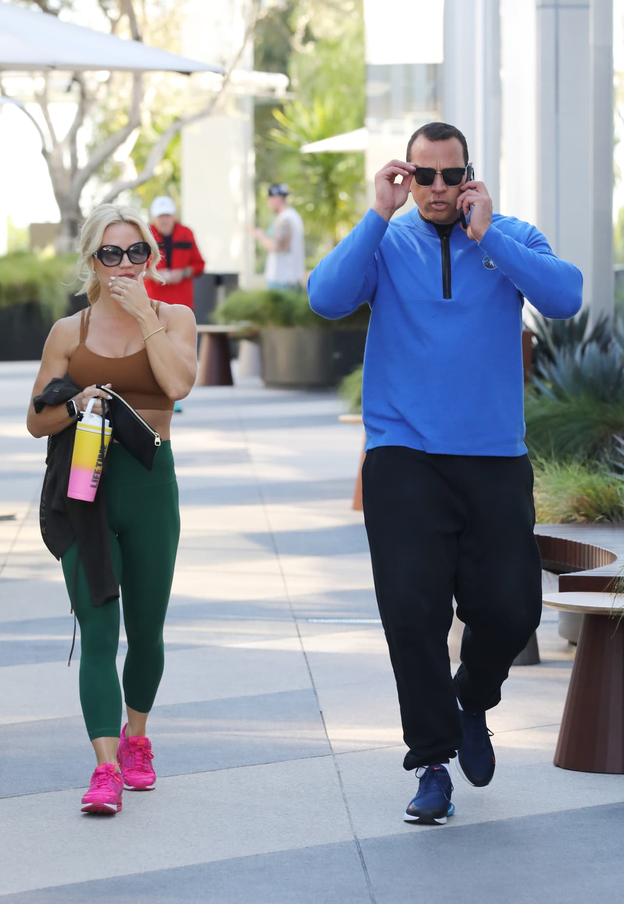 Otra persona cercana al exjugador de los Yankees señaló que la pareja "está disfrutando sus vidas ahora, pero no sé cuán seria sea", opinó respecto a la relación que tienen.
<br>