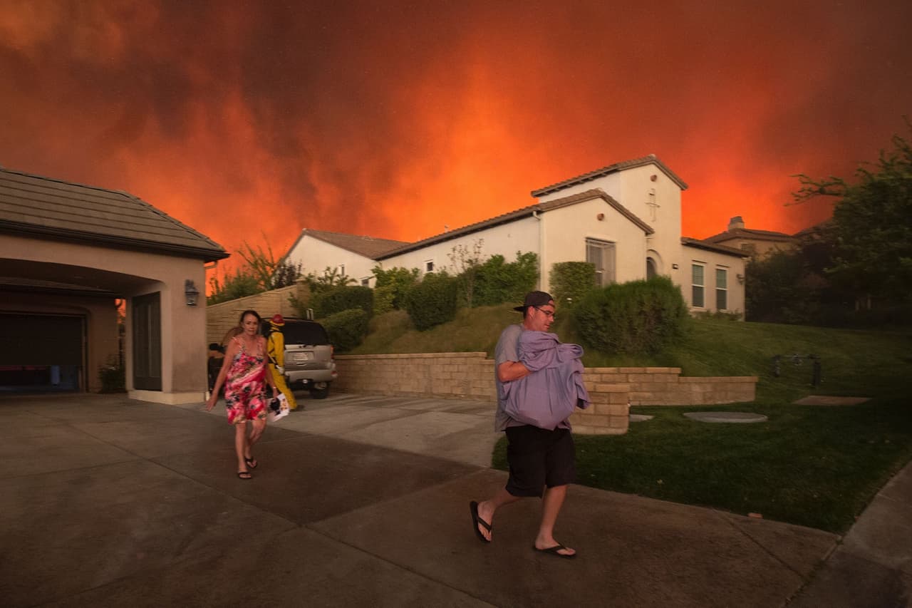 Más de 20,000 residentes fueron evacuados por el incendio en Santa Clarita