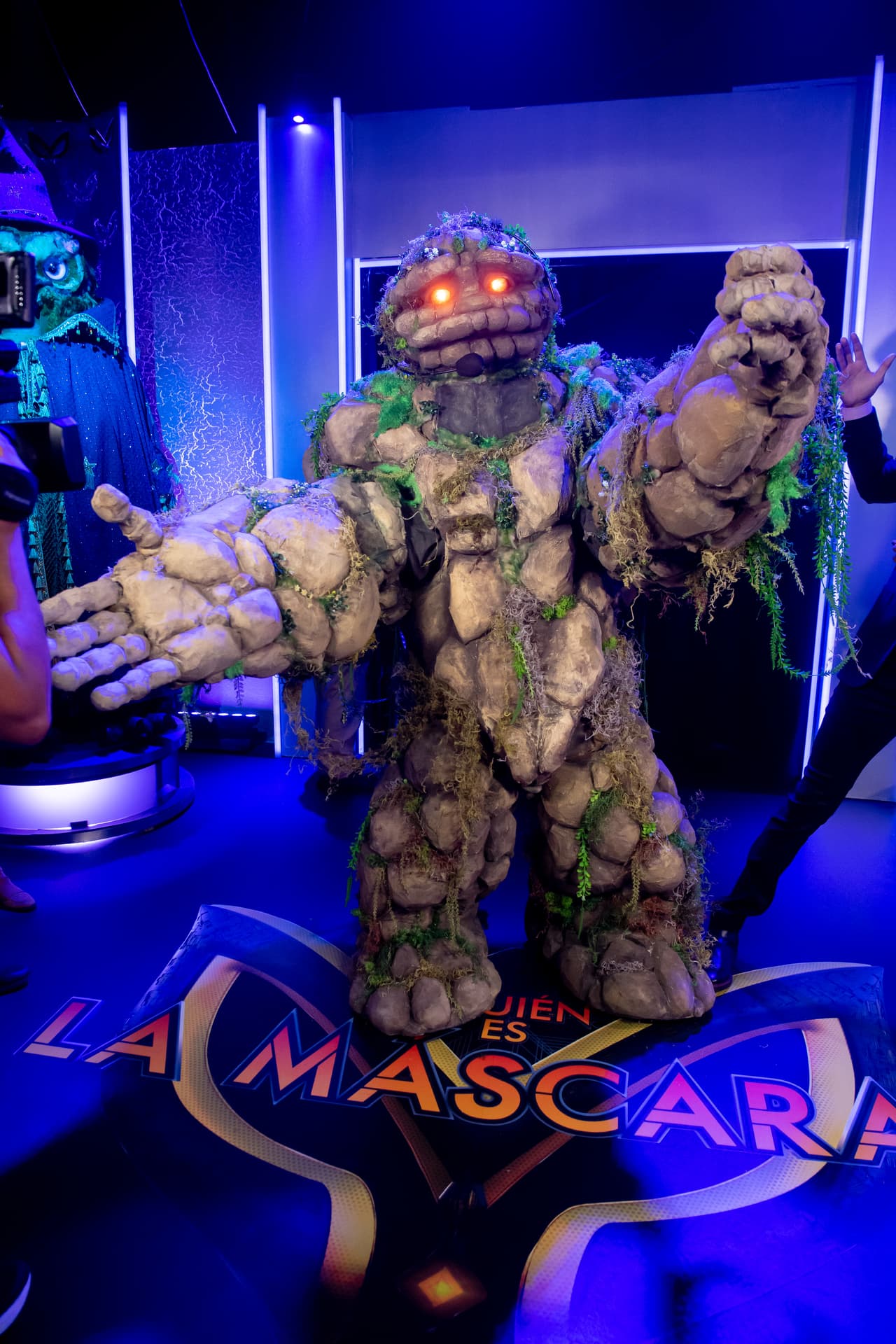 Al escenario llegó El Hombre de Piedra, quien en lugar de orientar a los ‘investigadores’ con sus pistas los confundió más y los retó a que dieran sus pronósticos, ¿será Babo de Cartel de Santa Fe, Mijares, Isabel Lascuraín o Chabelo?