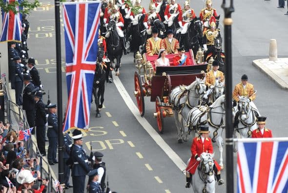 Una elegante Catherine Middleton caminó hasta el altar de la Abadía de Westminster para contraer matrimonio con el príncipe Guillermo, mientras centenares de fanáticos se congregaban en las calles de Londres, con la esperanza de ver brevemente a la pareja que se espera revitalice la monarquía.