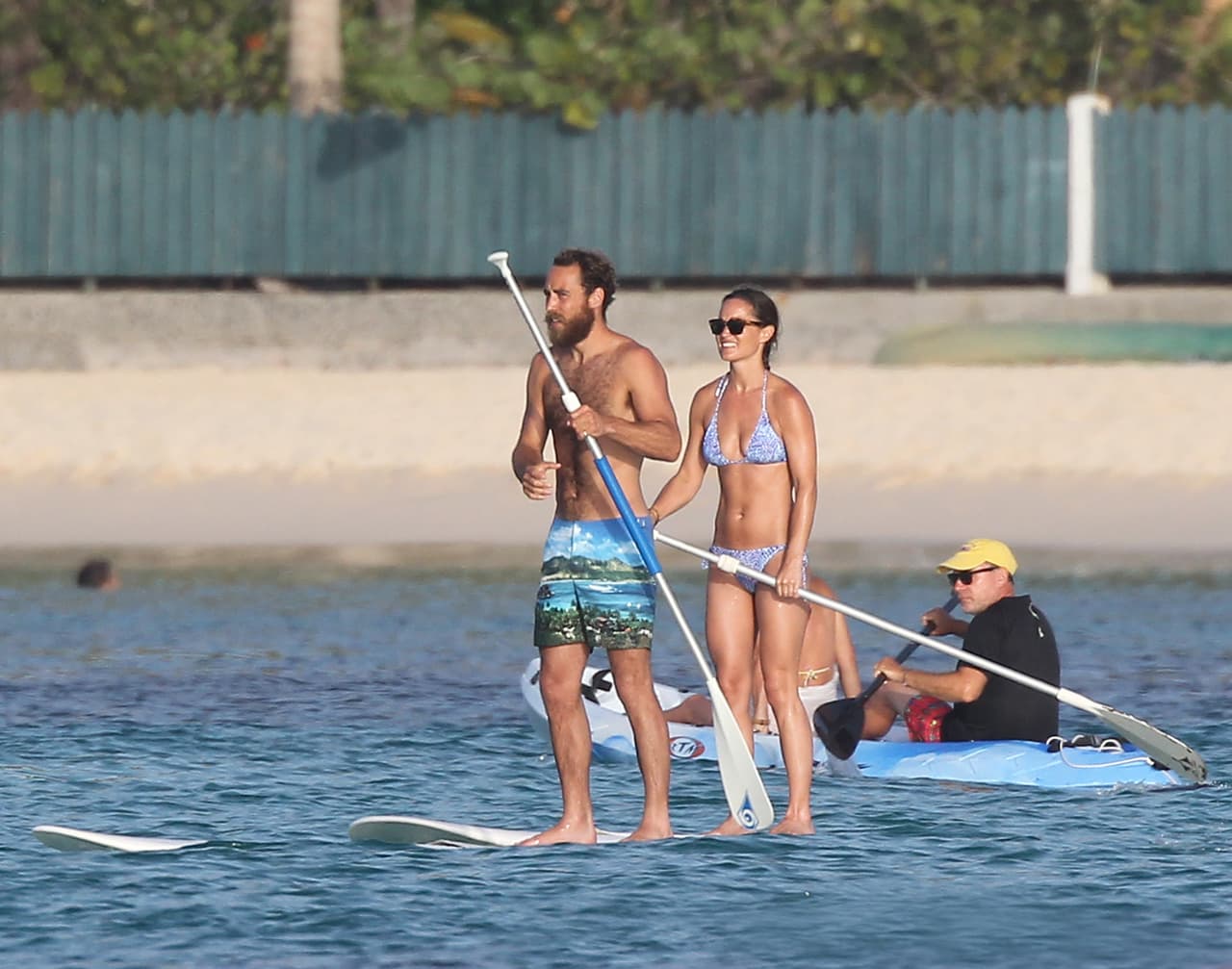 Pippa Middleton hace paddle board en bikinazo.