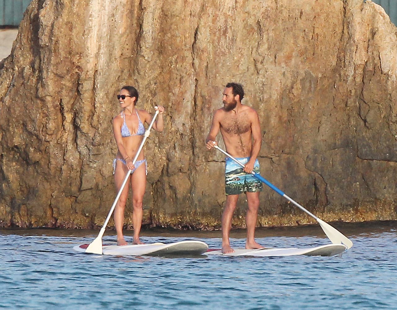 Pippa Middleton hace paddle board en bikinazo.