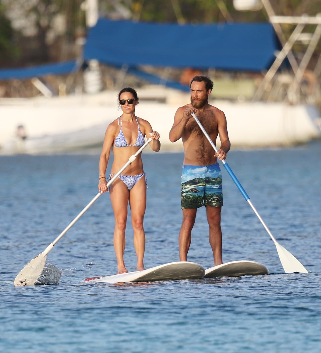 Pippa Middleton hace paddle board en bikinazo.