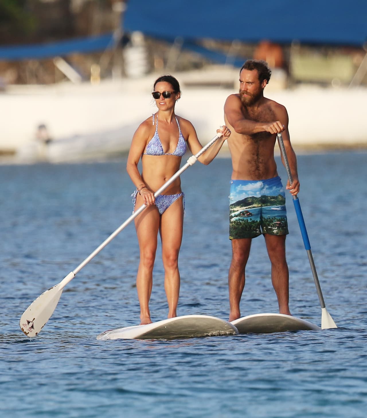 Pippa Middleton hace paddle board en bikinazo.