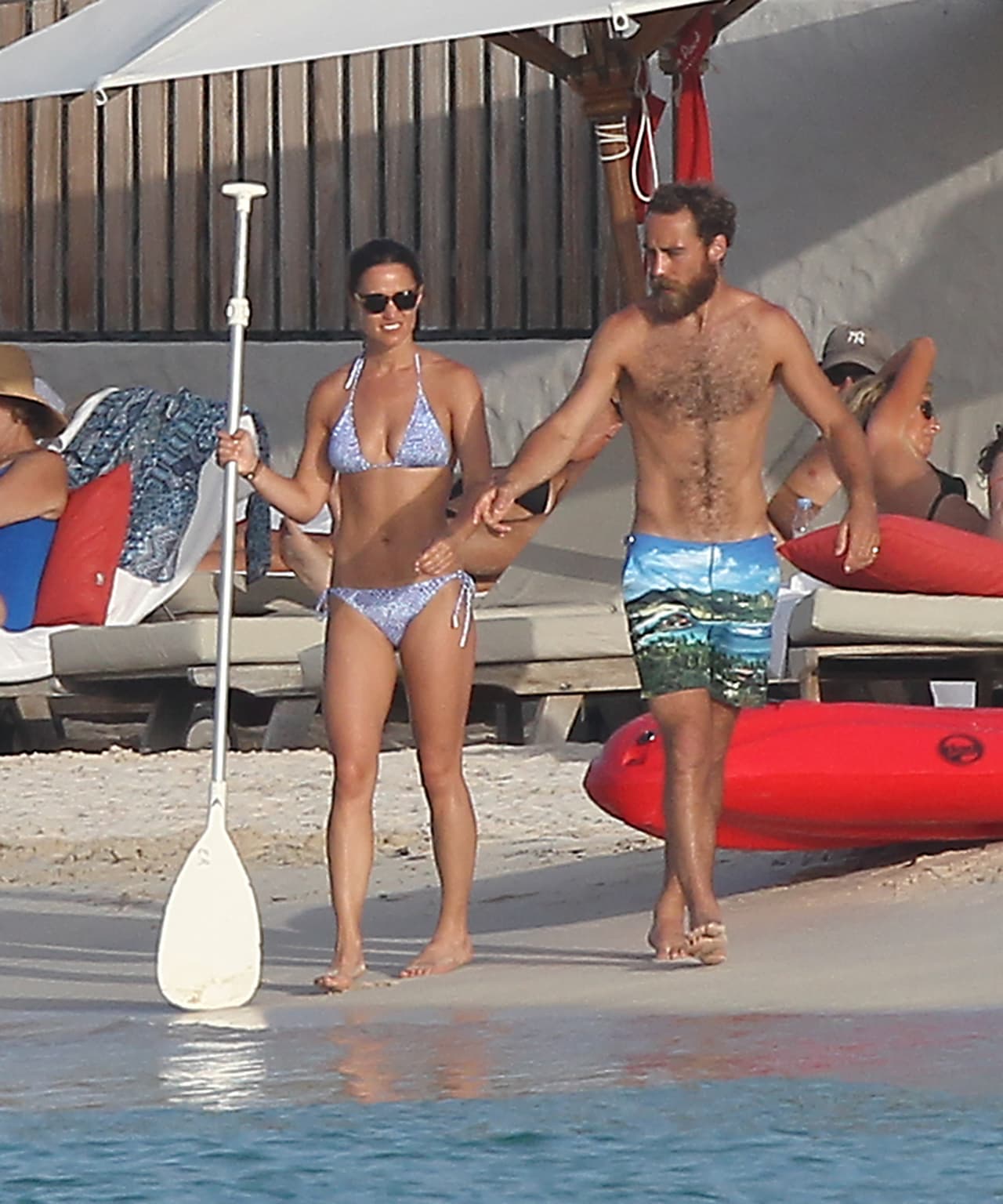 Pippa Middleton hace paddle board en bikinazo.