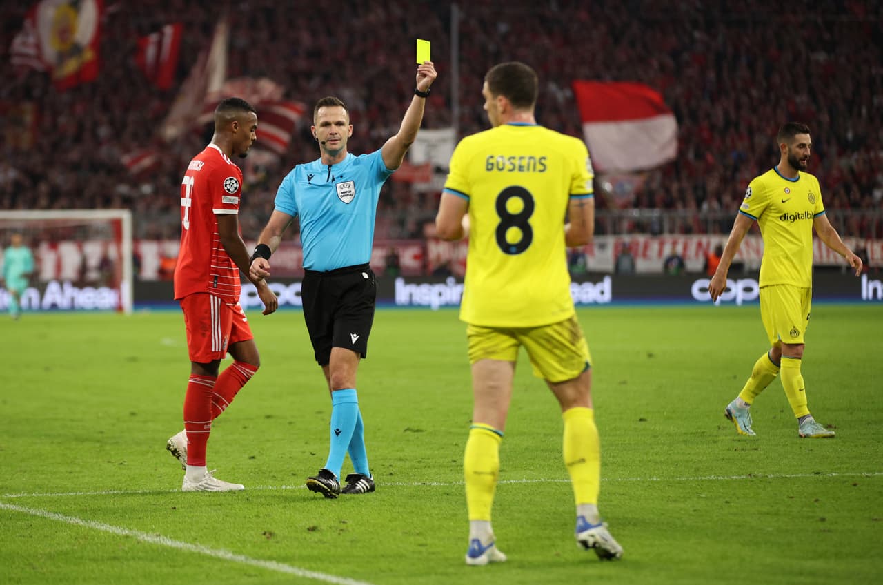 MUNICH, GERMANY - NOVEMBER 01: Referee Ivan Kruzliak shows a yellow card to Robin Gosens of FC Internazionale during the UEFA Champions League group C match between FC Bayern München and FC Internazionale at Allianz Arena on November 01, 2022 in Munich, Germany. (Photo by Adam Pretty/Getty Images)