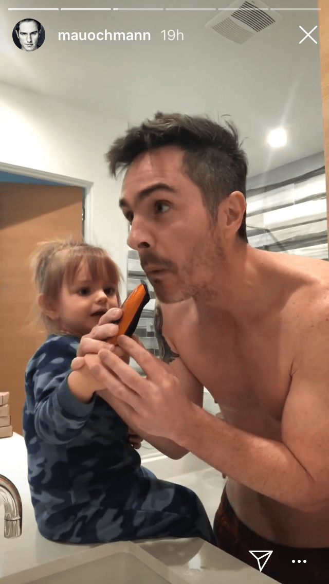 La noche del lunes 16 publicó unos clips con su hija Kailani en donde se ve a la pequeña ayudándolo
<b><a href="https://www.univision.com/famosos/en-menos-de-24-horas-kailani-ochmann-logro-que-su-papa-se-deshiciera-de-algo-no-estaba-aislinn-pero-ella-ayudo-video" target="_blank"> a afeitarse la barba. </a></b>
<br>