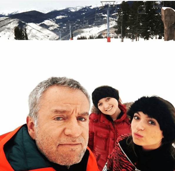 Sin embargo, el también hermano de Verónica Castro resaltó: " [...] Yo lo que quiero es el bienestar de mis hijas. Yo creo que mal haría yo en hablar algo (de un contrato) que no sé, uno, y que aparte no es tampoco ni materia de mi vida ya personal [...]".