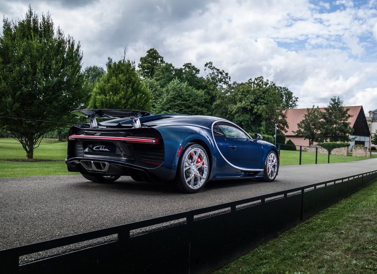 <b>Motor:</b> W16 de 8.0 litros con 4 turbocompresores
<br>
<b>Transmisión:</b> Automática de 7 velocidades y doble embrague
<br>
<b>Potencia:</b> 1,479 HP
<br>
<b>Torque:</b> 1,180 lb-pie
<br>
<br>
<b>Precio:</b> 2,998,000 dólares
<br>
<a href="https://www.univision.com/noticias/pruebas-de-manejo/prueba-bugatti-chiron-el-eslabon-perdido">Mira nuestra prueba A Bordo del Bugatti Chiron</a>