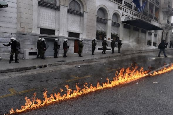 Los enfrentamientos no se hicieron esperar, un grupo lanzó piedras y bombas molotov a la policía, los cuales respondieron con gases lacrimógenos.
