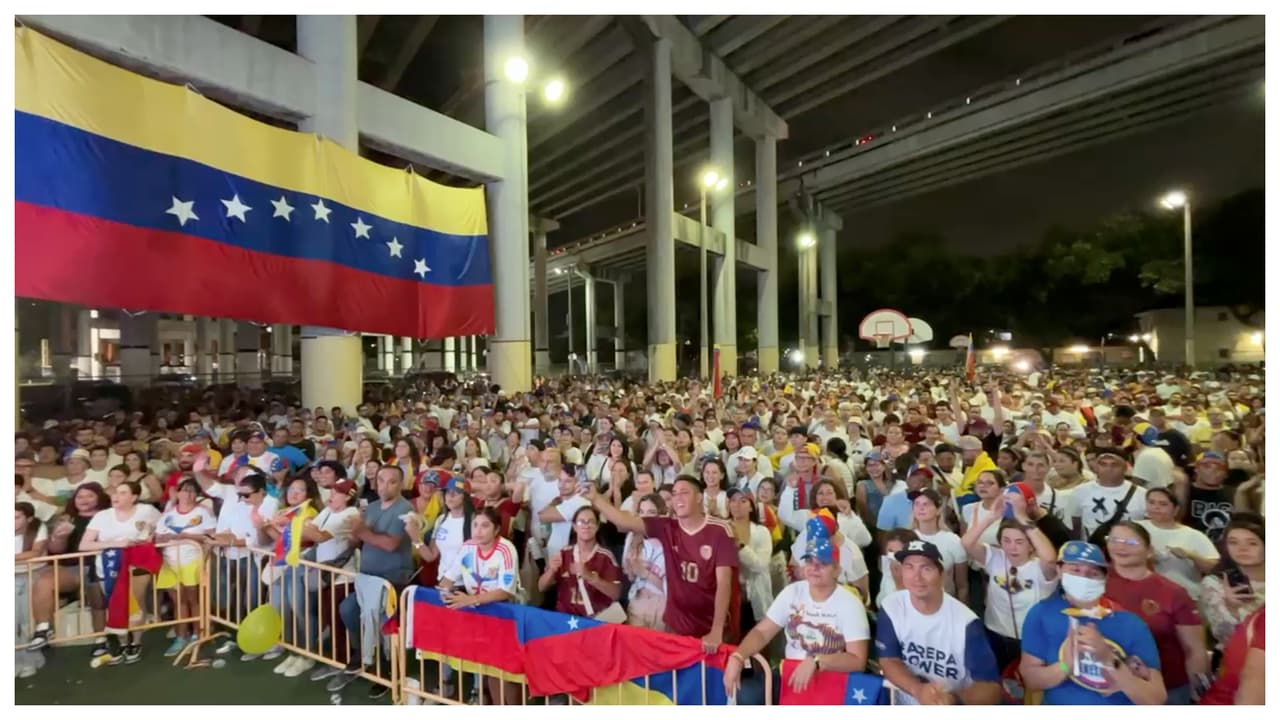 Venezolanos se congregan en el downtown de Miami a esperar los resultados de las elecciones 