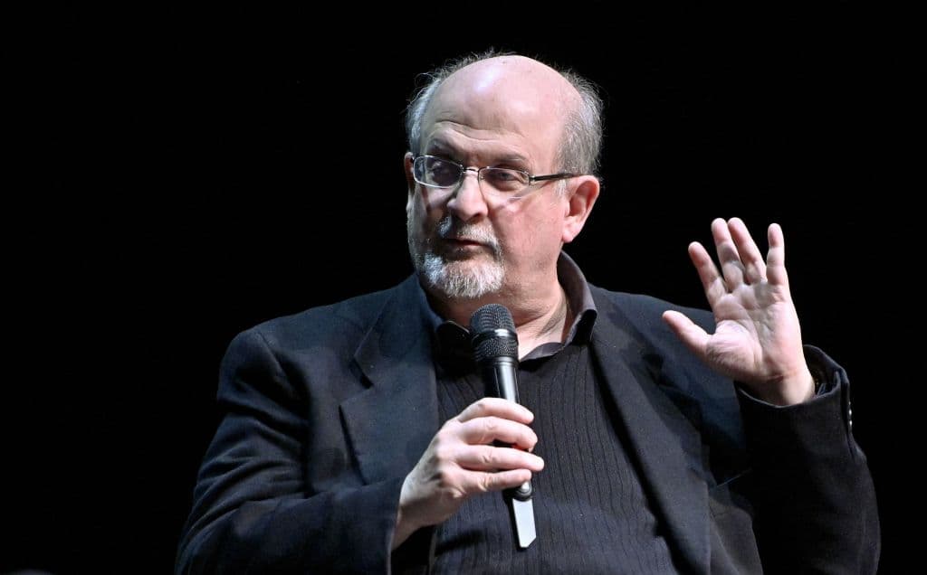 Irán niega vínculo con ataque a Salman Rushdie, pero culpa al escritor por insultar "temas sagrados del Islam"
