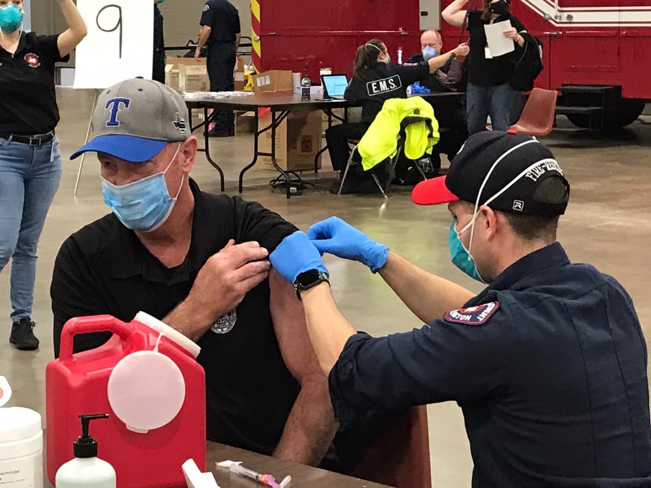 Los cinco sitios establecidos fueron elegidos “por su accesibilidad regional y su capacidad para manejar grandes capacidades de personas”, según el comunicado de la entidad de manejo de emergencias del condado de Los Ángeles. Estos sitios son: