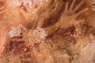 Descubren pinturas rupestres que podrían ser las más antigüas del mundo