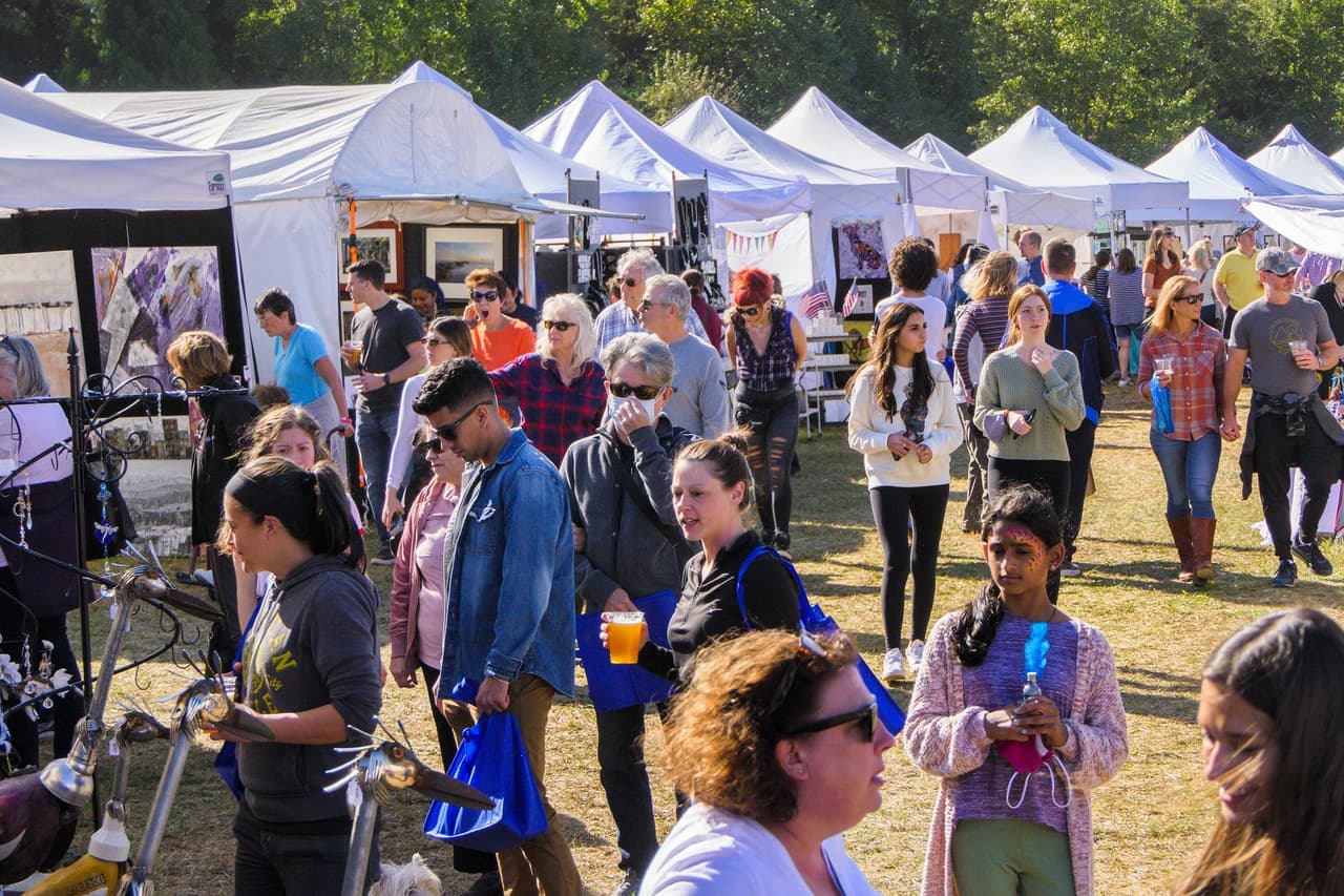 <b>Johns Creek Arts Festival </b>
<br>Fechas: 21 y 22 de octubre
<br>
<b>Lugar</b>: Atlanta Athletic Club. 1930 Bobby Jones Dr. Johns Creek, GA.
<br>
<b>Sitio web</b>: 
<a href="https://www.splashfestivals.com/events-festivals/johns-creek-arts-festival/">https://www.splashfestivals.com/events-festivals/johns-creek-arts-festival/</a> 
<br>
<br>Popular exposición anual de arte de otoño en Johns Creek, con más de 100 artistas, música en vivo, comida y cervezas locales, actividades para niños y más.