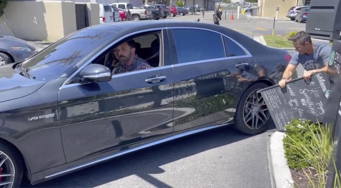 A mediados de abril de 2022, 
<b><a href="https://www.univision.com/famosos/ben-affleck-jlo-spelling-manor-accidente-fotos" target="_blank">la pareja quedó atorada con su auto y un anuncio</a></b> de la cafetería a la que acudieron.
<br>