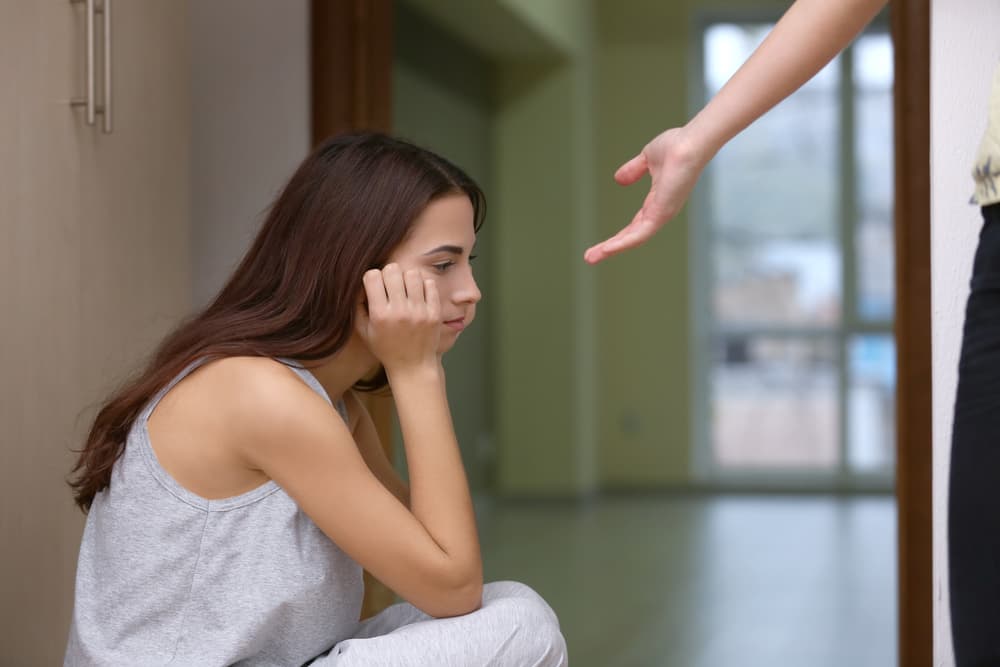 En segundo, a responderle al otro en forma activa en su necesidad de desarrollo personal. Es creer en él cuando de sí mismo duda, contagiarle tu vitalidad y tu entusiasmo cuando está por darse por vencido, apoyarlo cuando flaquea, animarlo cuando titubea, tomarlo de las manos con firmeza cuando se siente débil y acariciarlo con dulzura cuando algo lo entristece, sin dejarte arrastrar por su desdicha.