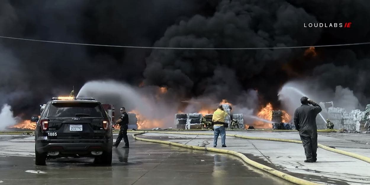 Según testigos, elincendio se produjo por el estallido de unos cables de electricidad. Sin embargo, esta versión no ha sido confirmada por las autoridades.