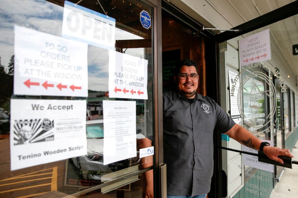 Juan Martinez, dueño del restaurante mexicano 'La cocina de Don Juan', acepta la moneda de madera en su negocio. Con eso pagan algunos habitantes de la ciudad que han recibido la ayuda.