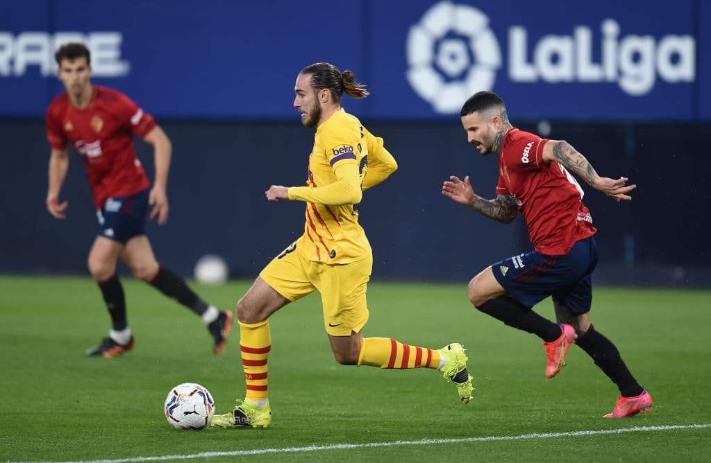 Jordi Alba (30’) inauguró el marcador y Moriba (83’) hizo el tanto que sentenció el partido. Los blaugranas llegaron a 56 unidades, mientras que Osasuna se queda en 28. Los culés buscarán la remontada ante el PSG (4-1) para acceder a los Cuartos de la UEFA Champions League.