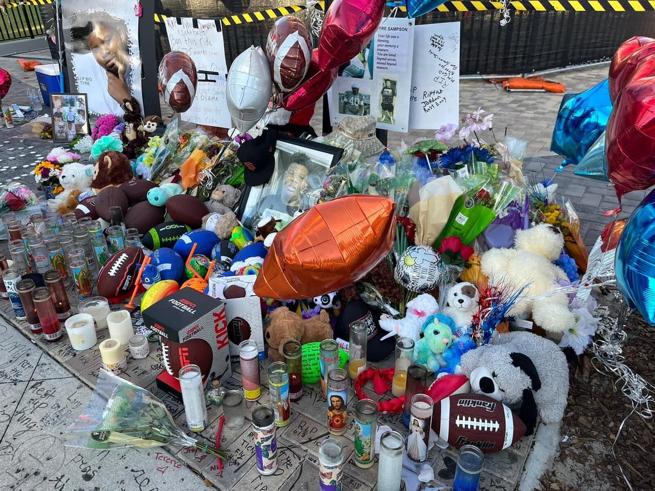 Las muestras de amor a Tyre Sampson no cesan. En el lugar donde murió el niño de 14 años el jueves por la noche, familiares y amigos siguen colocando flores, veladoras, osos de peluches, flores y cartas.
<br>