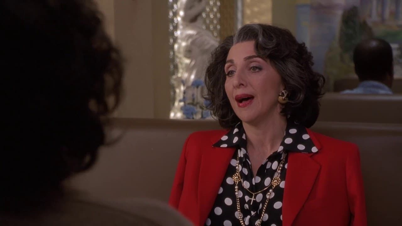 La tía Voula, era uno de los tantos parientes de Toula, y se ganó el corazón de muchos por darle una oportunidad a la protagonista de trabajar en la agencia de viajes de la cual era dueña.